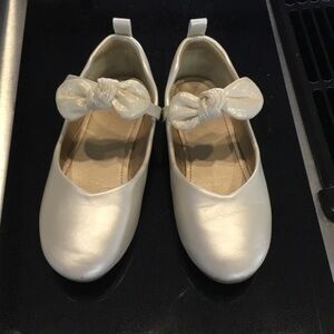 Elegant Creamy Gold Kids Dress Shoes with Bow